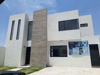 Preciosa Casa en La Condesa Juriquilla, GRAN JARDÍN, 3 Recámaras, Estudio, LUJO!