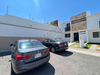 Casa En Venta en Fraccionamiento cerrado en Palmares, Palmas 5 Querétaro