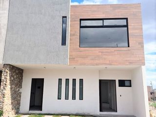 Hermosa Casa en Cañadas del Arroyo, Estudio o 4ta Recamara en PB, Equipada, Lujo