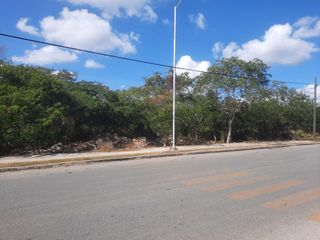 Terreno comercial sobre Av. 96 con 3 frentes en Ciudad Caucel, Mérida Yucatán.