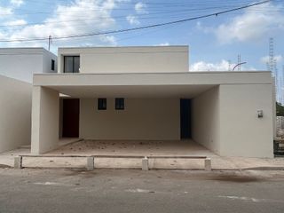 Venta de casa en Mérida Yucatán, Temozon Norte con alberca y cochera techada.