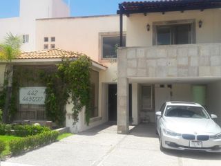 Rento Casa en Cumbres del Lago, Gran Jardín, 3 Recamaras, 4 Baños, Sala TV