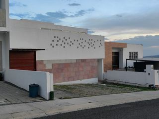 Se Vende Casa en Lomas de Juriquilla, Gran Jardín, 3 Recamaras, Estudio..