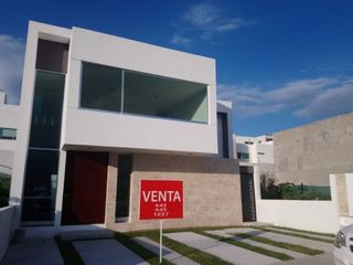 Preciosa Residencia en Lomas de Juriquilla, Jardín, 3 Recámaras, Estudio Family