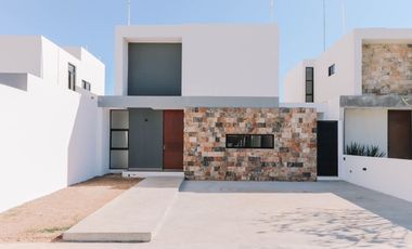 Casa en exclusiva privada al norte de Mérida, con amenidades (MOD LAVINIA)