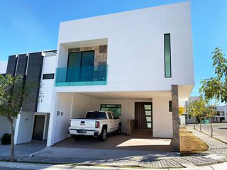 Casa en ESQUINA en venta en Parque Aguascalientes, Lomas. Cerca de Barrio Cascatta