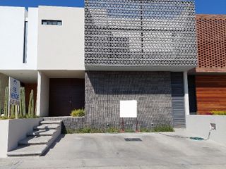 Casa en Venta en Cumbres del Lago Juriquilla (calle con acceso controlado)