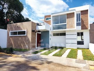 Casa en Venta con habitación en planta baja y amplios jardínes - Coatepec