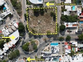 Terreno Comercial sobre avenida frente a Glorieta en Los Pinos