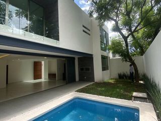 Casa nueva en venta con vigilancia, 5 recámaras en la zona dorada de Cuernavaca
