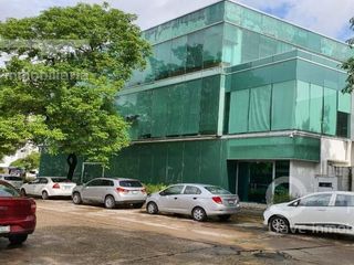 Renta de Edificio Comercial con 3 Niveles de 1,700 m2 en esquina de Paseo Tabasco, Col. Tabasco 2000, Villahermosa, Tabasco.