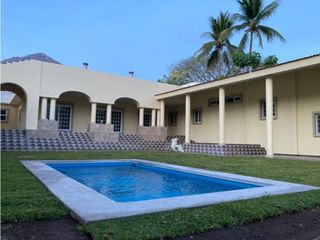 Casa con Alberca en Venta en Manzanillo Colima