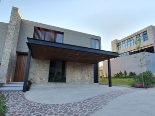 Luxury Home en Altozano, Jardín, Colinda con Área Verde, Cuarto de Servicio