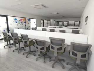 OFICINA PARA CORPORATIVO COMPLETAMENTE EQUIPADA (MOBILIARIO Y SERVICIOS) de 210m2