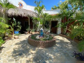 Villa vista al mar de 6 recamaras, alberca, amplio jardín, en venta Huatulco.