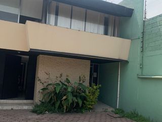 Rento casa de tres habitaciones y estudio en Lomas de Tecamachalco.