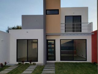Excelente Casa con Acabados de primera con Habitación en Pta Baja