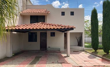 Casa en Venta en fraccionamiento frente área verde en zona norponiente de León Guanajuato
