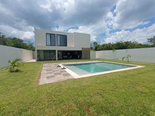 Bella casa en venta al Norte de Mérida con alberca lista para habitarla