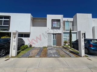 Se vende casa en condominio con estudio y baño completo en planta baja, Residencial La Vida, Corregidora, Qro.