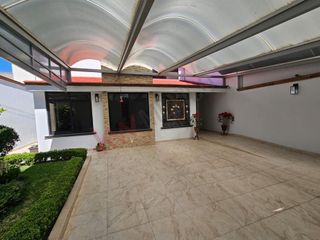 Casa en venta en Colinas del Cimatario con recámaras en planta baja