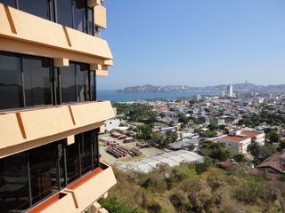 Majestuosa casa de 4 niveles y 5 recamaras a 5 minutos de la playa en Acapulco