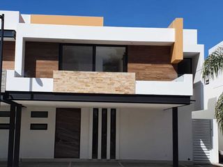Casa en venta de 4 rec en CORREGIDORA ESTRÉNALA