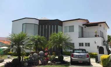 Hermosa Casa con alberca en venta en Lomas de Cocoyoc