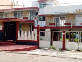 Casa de 2 niveles en Renta en avenida Bellavista, Col. Centro, Coatzacoalcos, Veracruz.