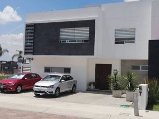 En Venta Casa en Cañadas del Arroyo, 3.5 Baños, Family Room, T.244 m2, C.226 m2
