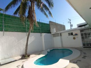 Hermosa casa de tres recamarás y alberca en venta en Ejidal Playa del Carmen P3438