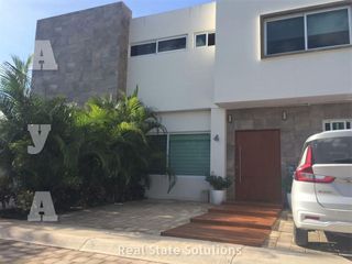 Casa en Venta de 3 Recámaras, 10 Paneles Solares, Piscina, Zona Av. Colegios, Cancún