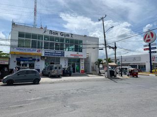 Venta plaza comercial  en esquina de 2 avenidas con locales rentados en Cancún