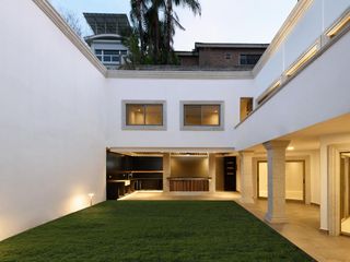 Precioso proyecto de Residencia Estilo Clásico contemporáneo recién remodelada  con 5 recámaras en Colonial de la Sierra, San Pedro Garza García