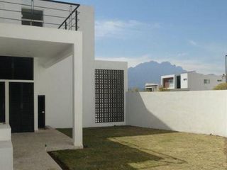 Casa en VENTA en Bosques de Vistancia, en Monterrey zona Sur con amplio patio y LISTA PARA ESTRENAR !!