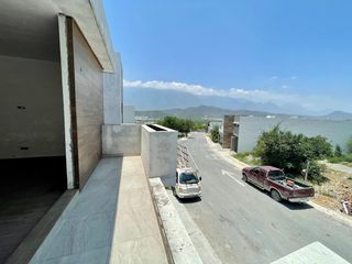 Casa en venta en Monterrey Carretera Nacional, en CALLE PRIVADA SIN VECINO ATRAS, con jardín muy amplio de casi 100  m² y terraza con increíble vista a las montañas!
