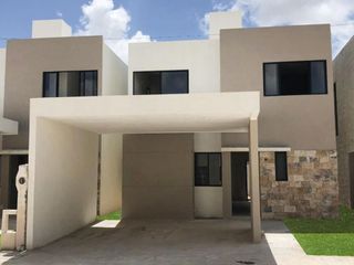 casa en venta en merida, poniente de la ciudad- 3 habits más piscina más cochera