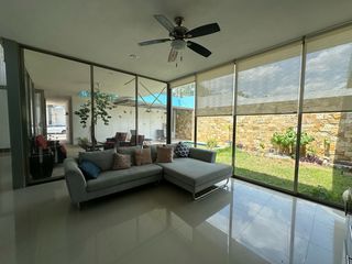 casa en renta en Merida, entrega inmediata- piscina y gran altura en techos, muy iluminada
