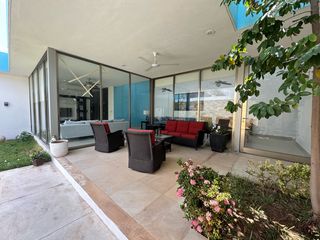 casa en renta en Merida, entrega inmediata- piscina y gran altura en techos, muy iluminada