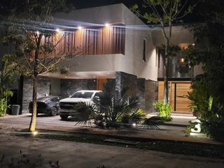 Casa en venta con páneles solares en privada Oasis del Yucatán Country Club