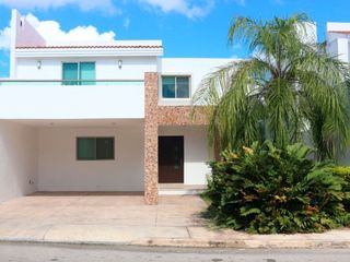 Casa en venta de 3 recámaras y piscina en Palmerales de Altabrisa, Mérida norte