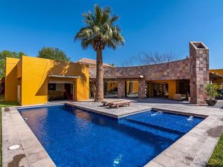 Disfruta de espacios iluminados y amplias áreas verdes en tu casa de una planta con alberca en Las Isabeles, Torreón".
