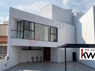 CASA DE AUTOR NUEVA EN VENTA EN CUMBRES DE LAGO JURIQUILLA, CON ROOF GARDEN Y JARDIN