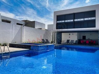 CASA EN VENTA EN PRIVADA FRENTE A ZONA INDUSTRIAL CON TERRENO EXCEDENTE