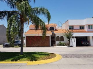 Oportunidad de comprar Casa en Colinas del Parque. En la mejor zona de San Luis Privada Hacienda Los Vergeles