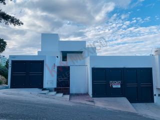Casa en venta en Lomas del Tec, a dos cuadras de Plaza San Luis