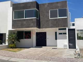 Casa con recamar en PB, en privada con vigilancia, Fraccionamiento La Cima, Querétaro
