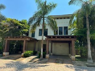 Casa frente al lago en venta en el Yucatán Country Club