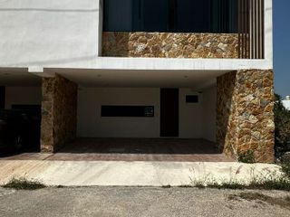 VENTA EN MERIDA-KIRA 05 TOWNHOUSE- FRACC. REAL MONTEJO, YUC.