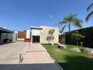 RENTA CASA EN JURIQUILLA CON AMPLIO JARDÍN Y 4 RECÁMARAS